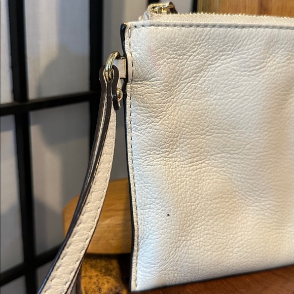 Michael Kors Cream Leather Wristlet with Gold Logo- EUC - Picture 3 of 7